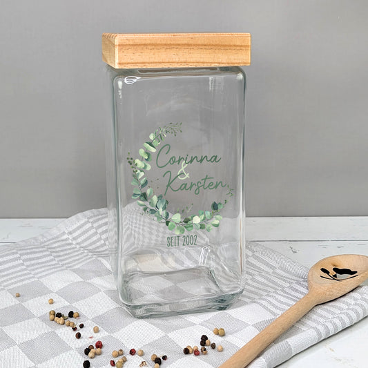 Hochzeitsglas mit Eukalyptuskranz und Namen Corinna & Karsten – auf Leinentuch dekoriert