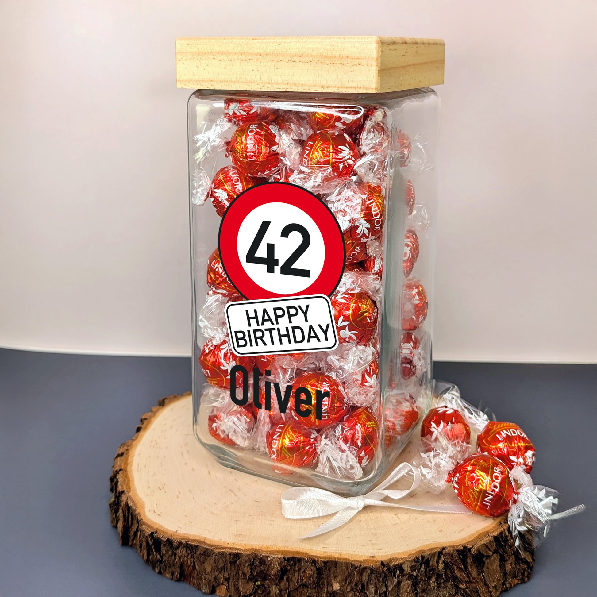 Glasdose mit Motiv „42 Happy Birthday“ im Verkehrszeichen-Look und Name Oliver