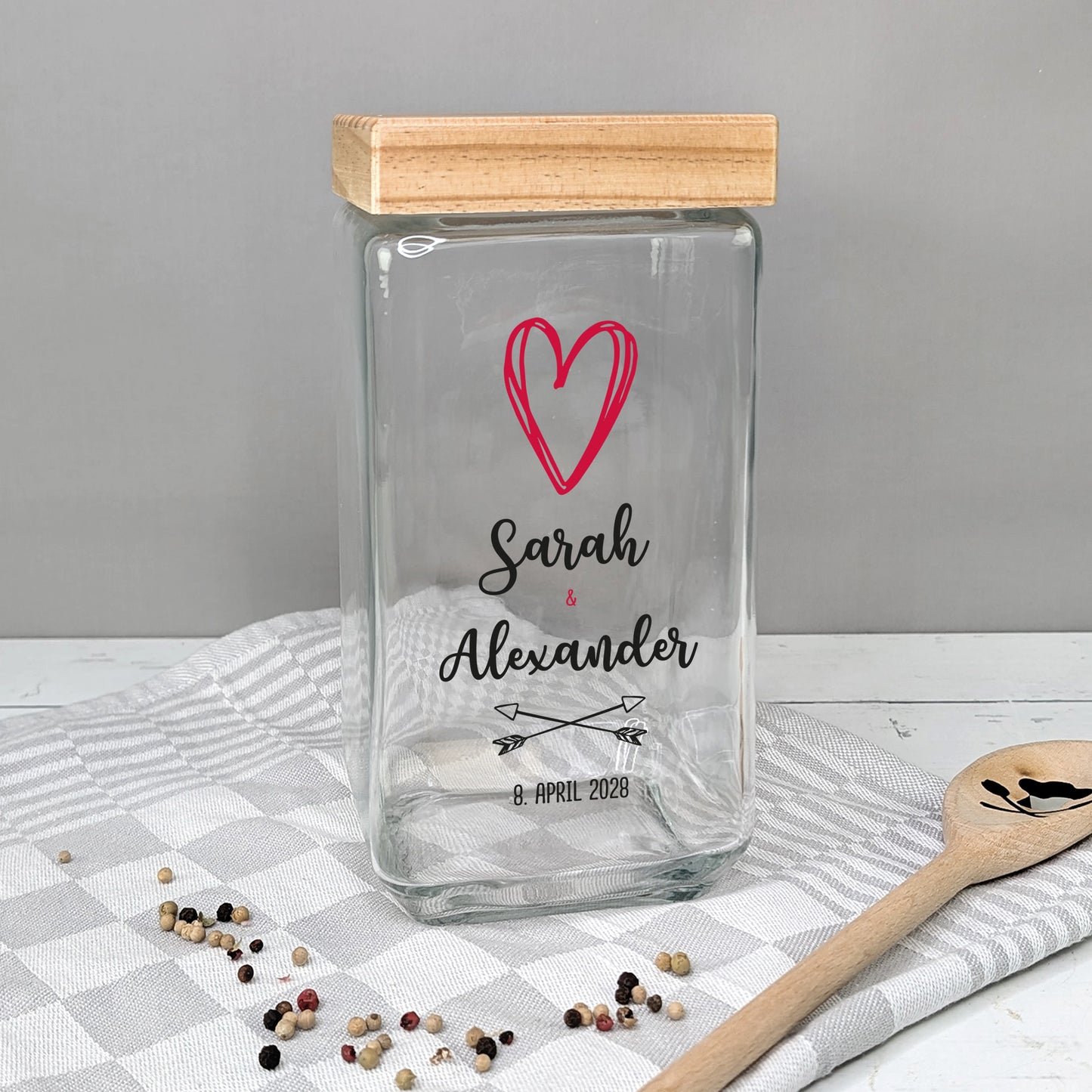Glasdose mit rotem Herz und Namen „Sarah & Alexander“ – personalisiert mit Datum