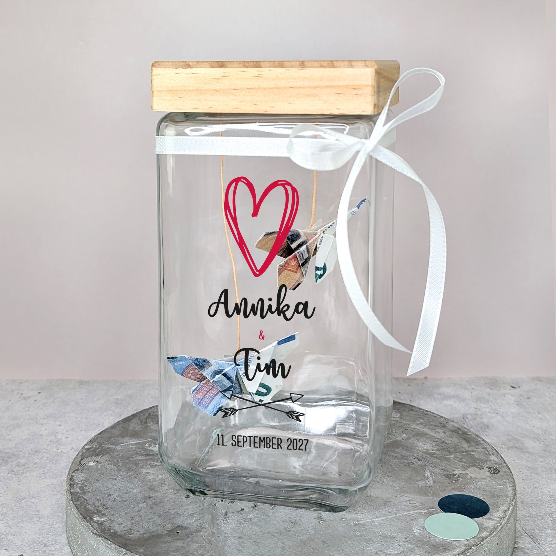 Hochzeitsgeschenk-Glas mit Geldscheinen und Herzaufdruck – „Annika & Tim“, personalisiert