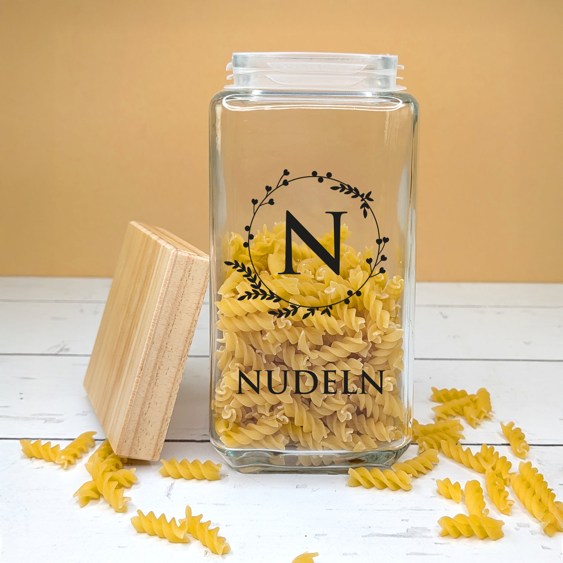 Glasdose mit Ornament-Motiv, Initiale „N“ und Wunschtext, gefüllt mit Nudeln
