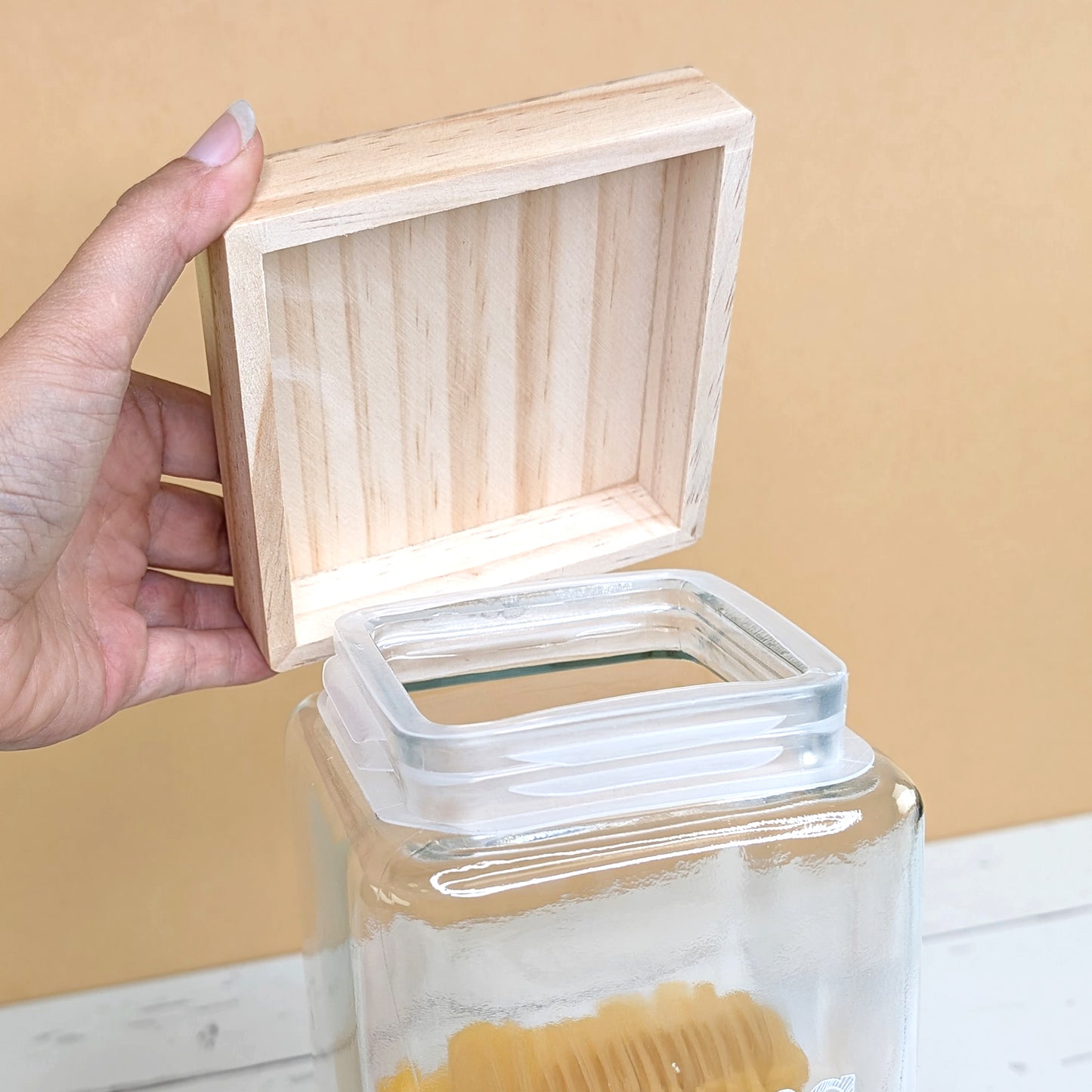 Detailbild des Bambusdeckels neben der Glasöffnung