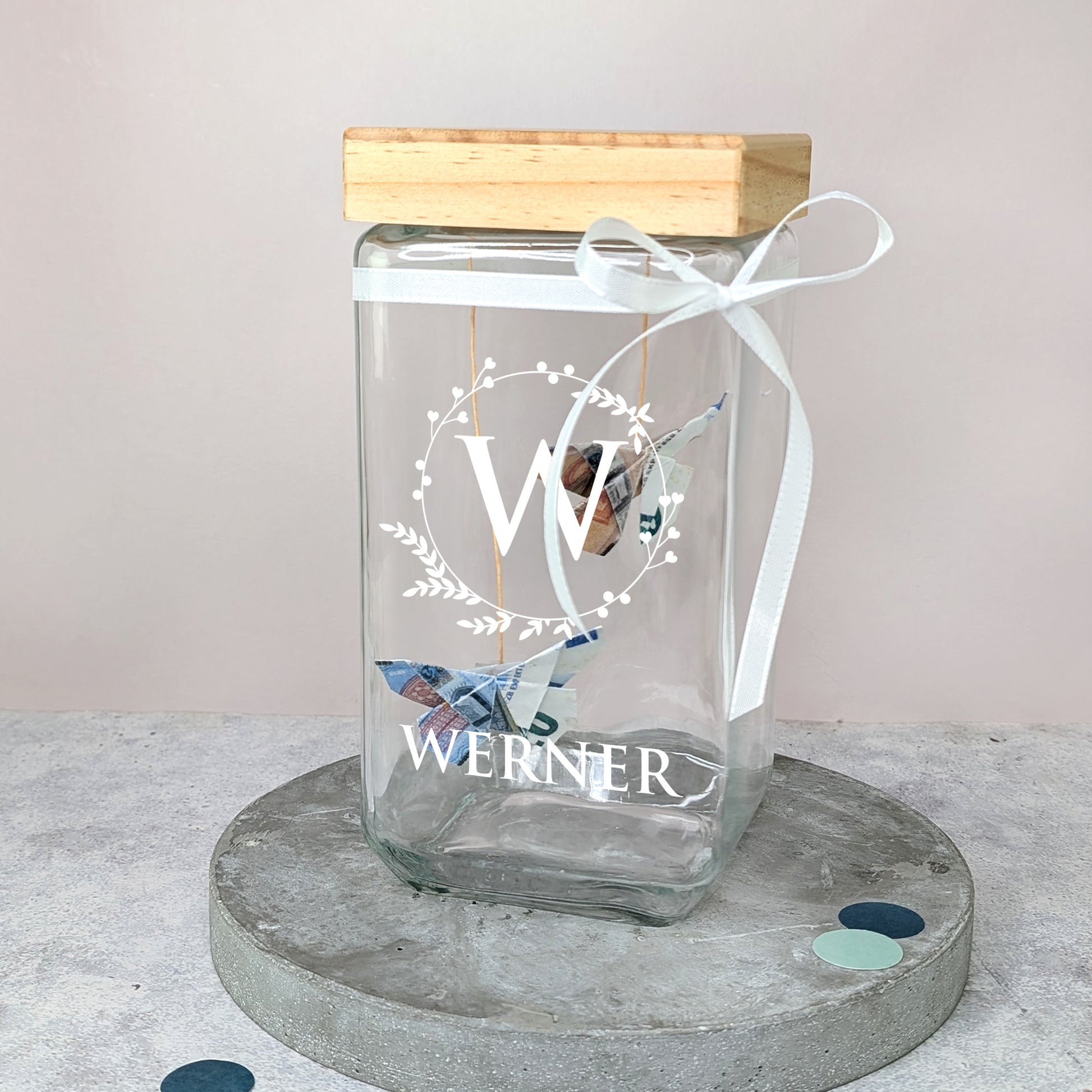 Vorratsdose mit Initiale „W“ und Name „WERNER“, dekoriert als Geldgeschenk mit Schleife