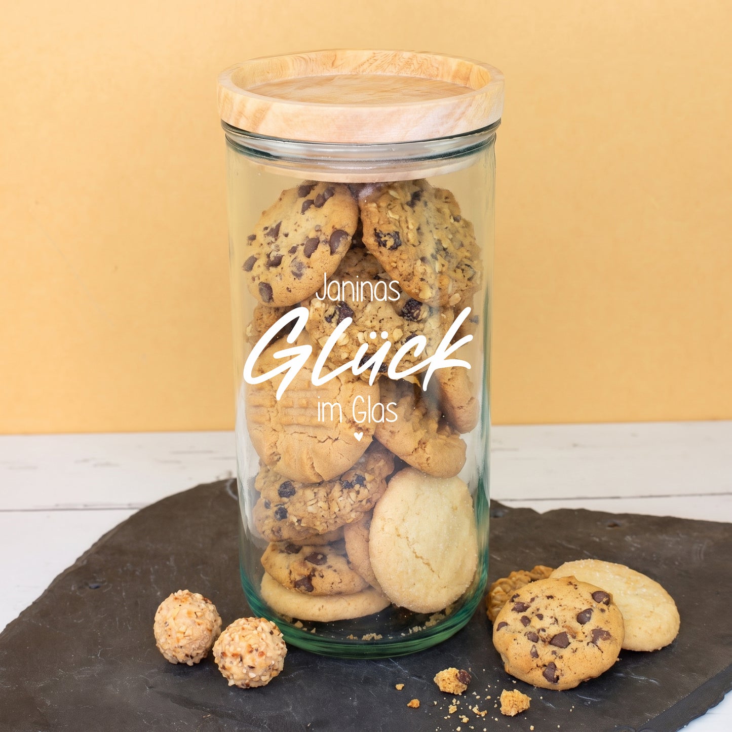 Personalisiertes Vorratsglas mit Holzdeckel und Motiv Janinas Glück im Glas, befüllt mit Keksen