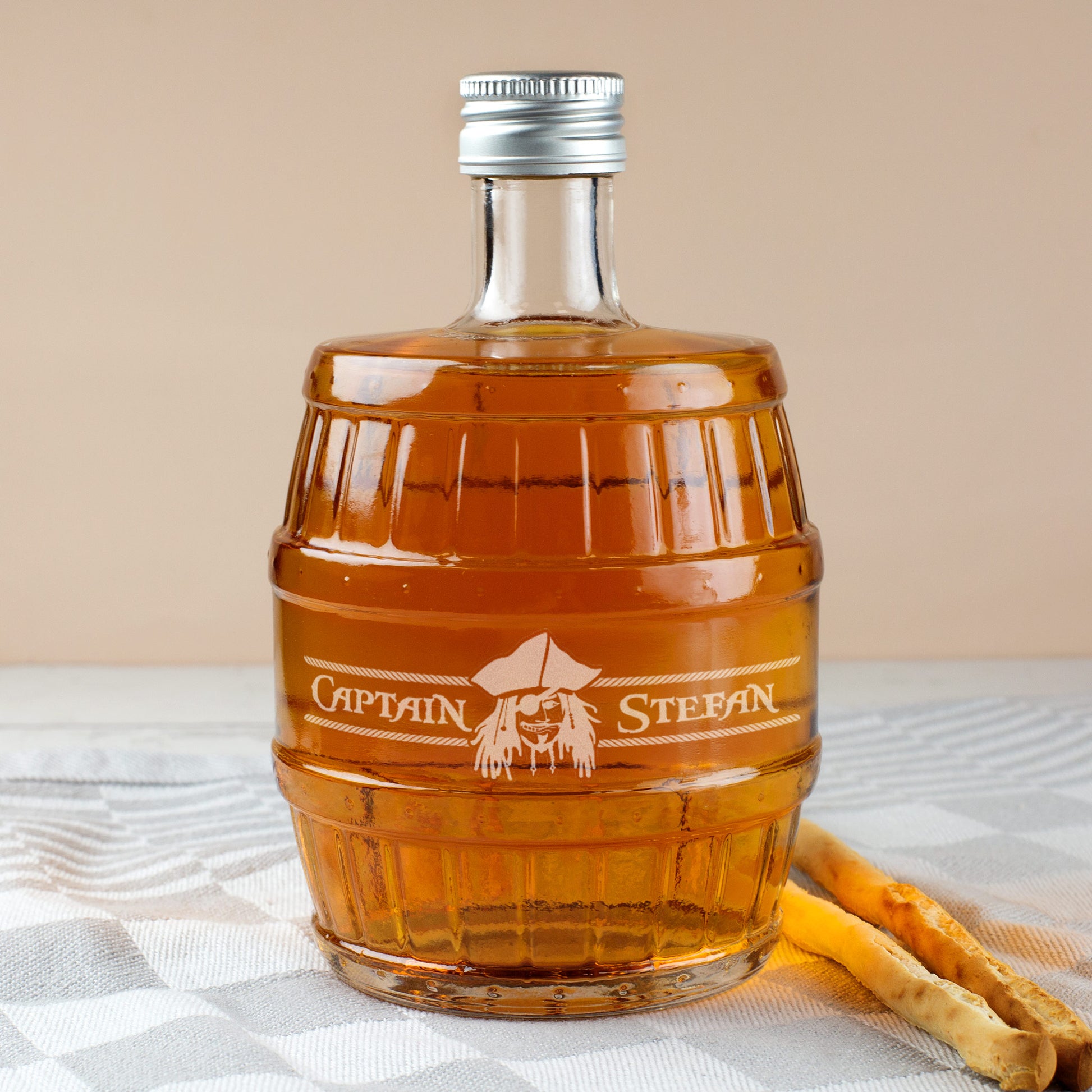 Glasflasche in Fassform mit Gravur „Captain Stefan“ und Piratenkopf – personalisierbarer Whisky-Behälter