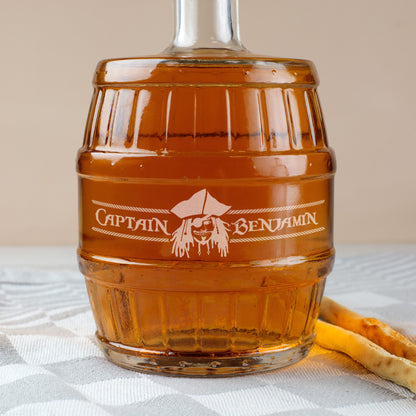 Detailansicht Whiskyflasche in Fassoptik mit Gravur „Captain Benjamin“ und Piratenkopf – gravierte Glasflasche