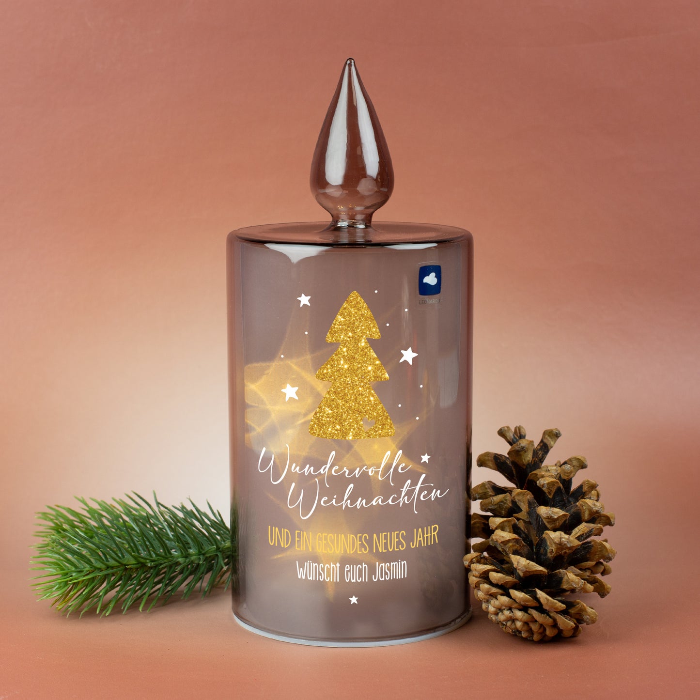 LED-Glaslicht von Leonardo mit goldenem Weihnachtsbaum, Schriftzug „Wundervolle Weihnachten“ und personalisiertem Wunschtext, beleuchtet auf weihnachtlicher Dekoration.