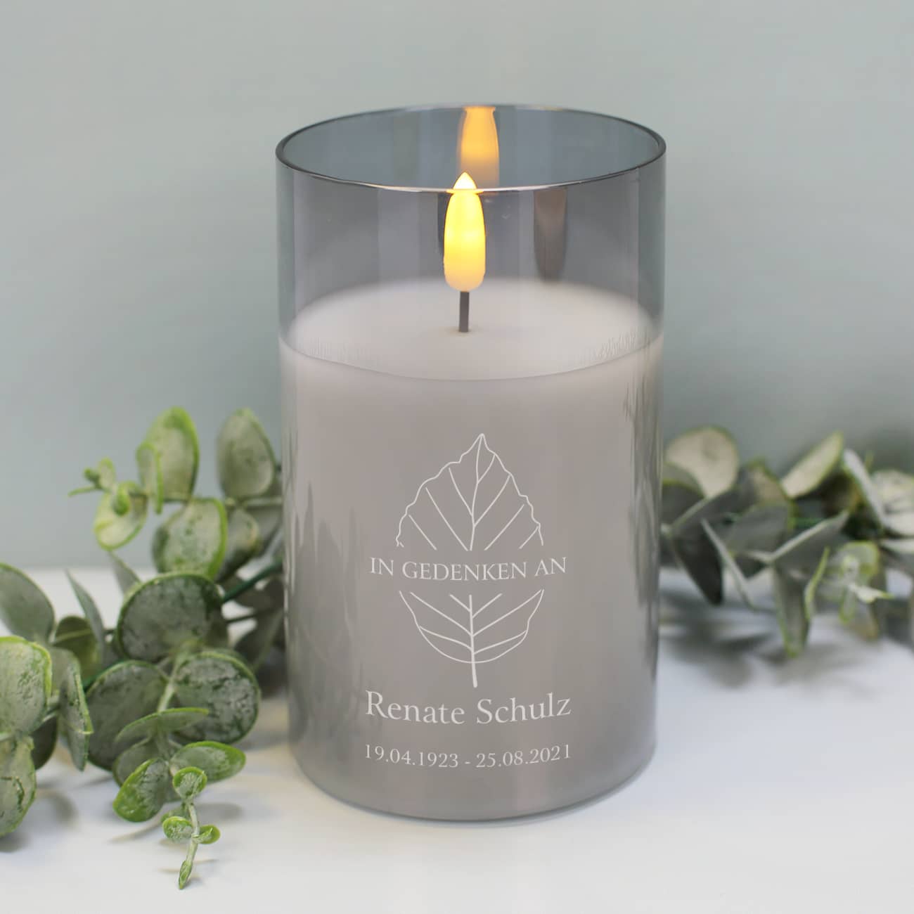 Graviertes Trauerwindlicht mit Name und Datum