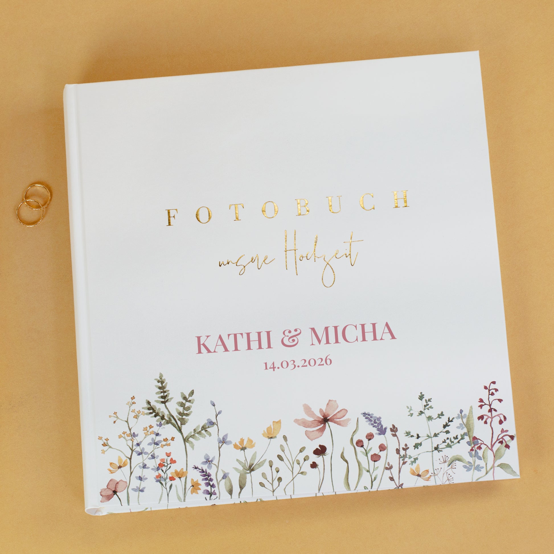 Personalisiertes Hochzeitsalbum mit Wildblumen und Goldprägung auf dem Cover