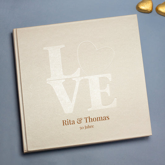 Gästebuch zur goldenen Hochzeit mit LOVE-Prägung und Herz, Beispielnamen Rita & Thomas