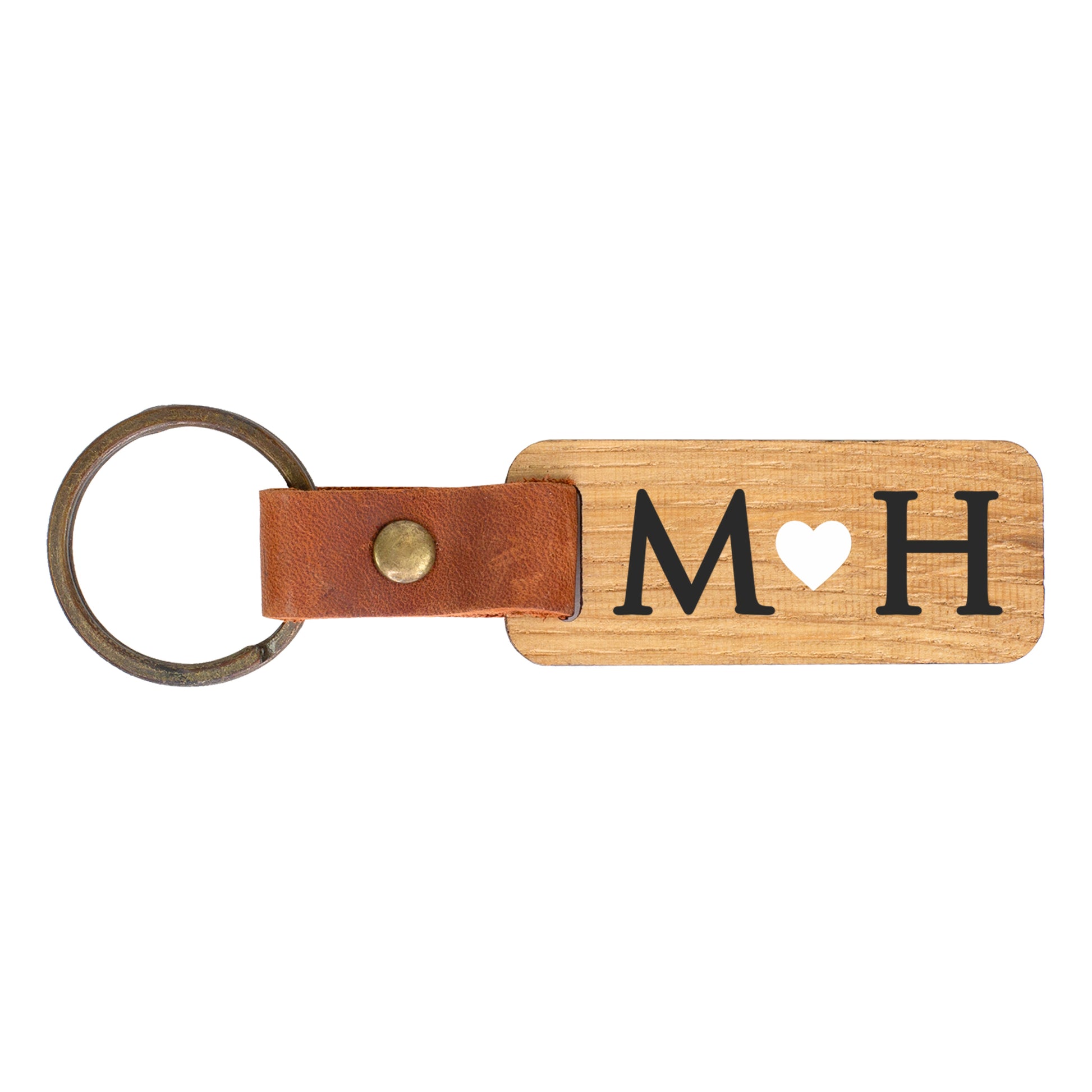 Freisteller von personalisiertem Schlüsselanhänger aus Holz mit Initialen M und H und Herzmotiv