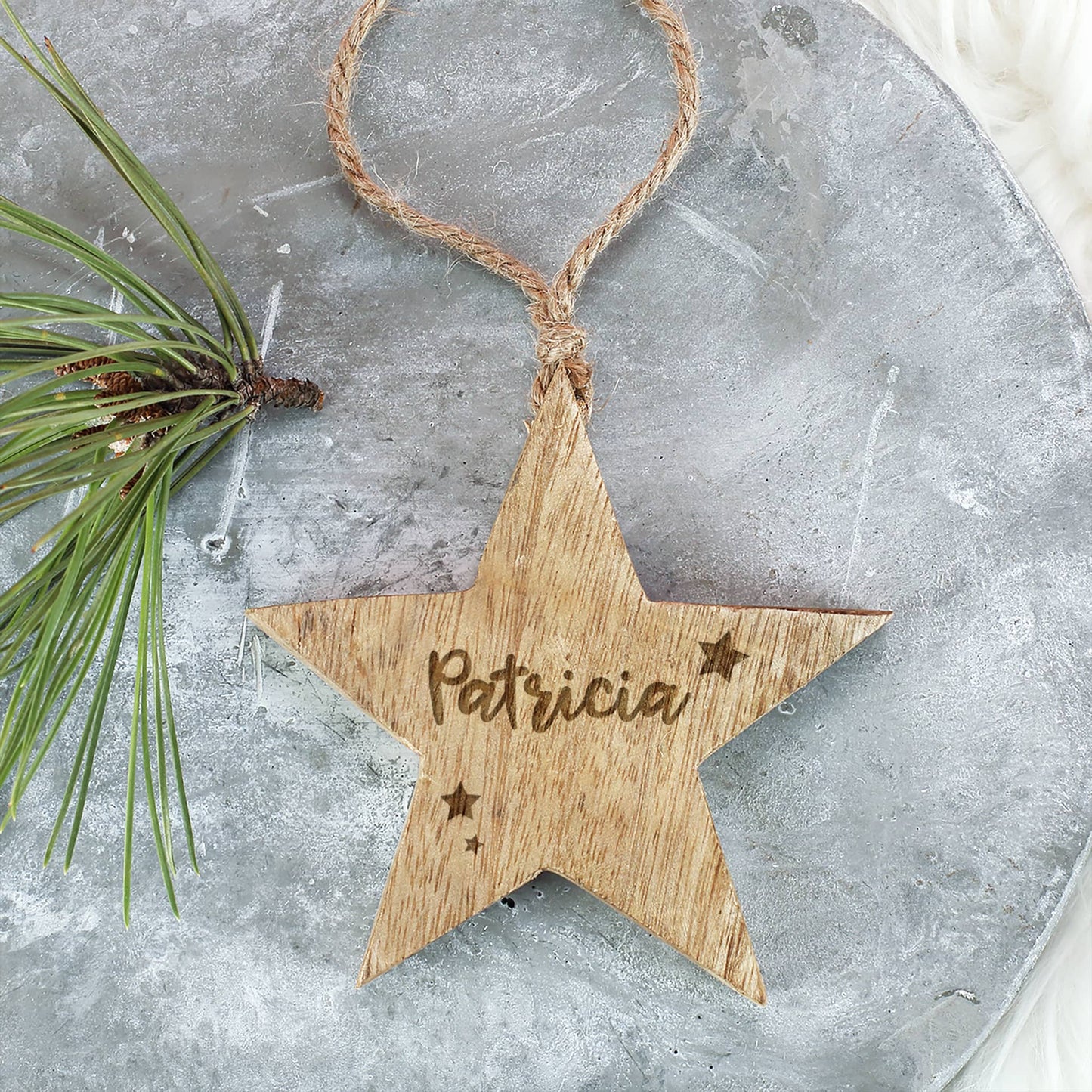 Holzstern als Weihnachtsdekoration mit Namensgravur