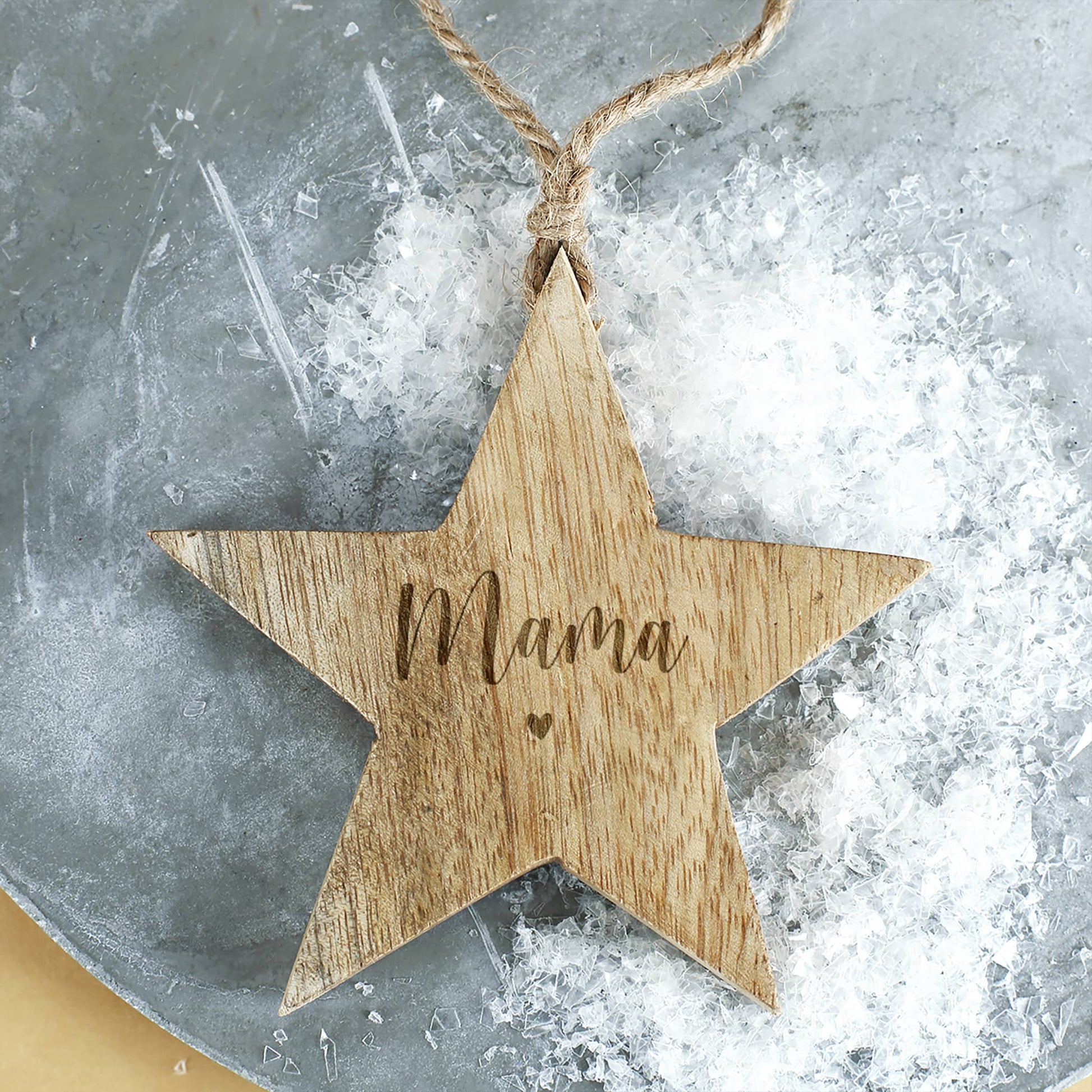 Holzstern als Weihnachtsdekoration mit Namensgravur