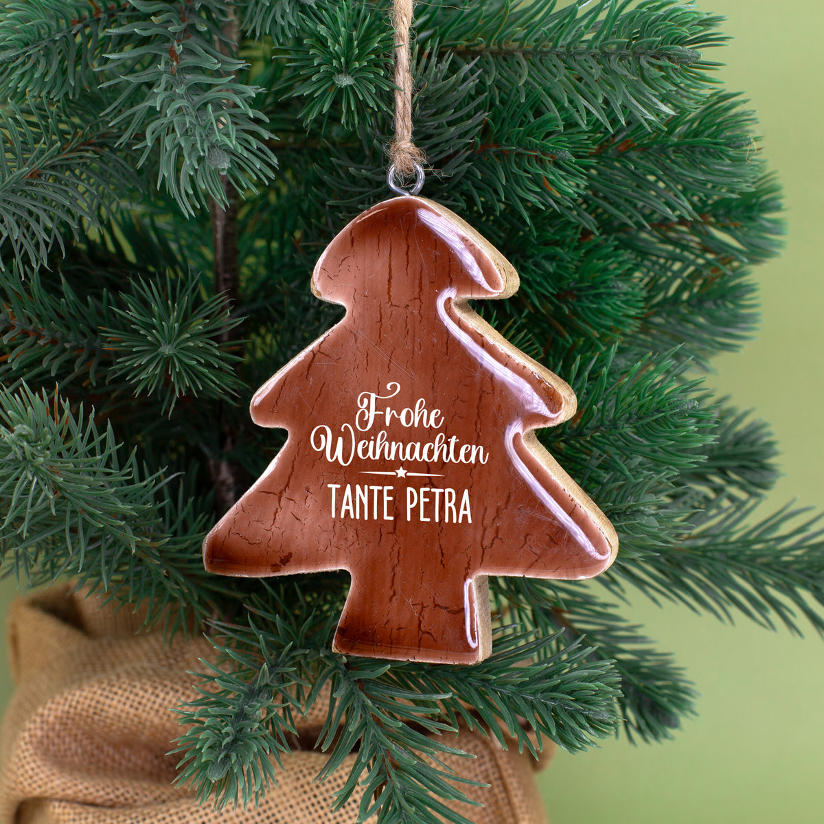Personalisierter Tannenbaum-Anhänger aus Holz mit Aufdruck „Frohe Weihnachten Tante Petra“ am Weihnachtsbaum