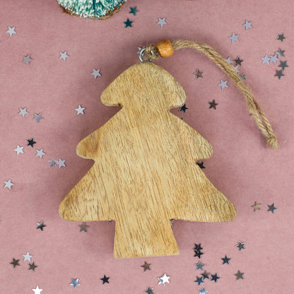 Rückseite des Tannenbaum-Anhängers aus naturbelassenem Holz mit Schnur und Holzperle