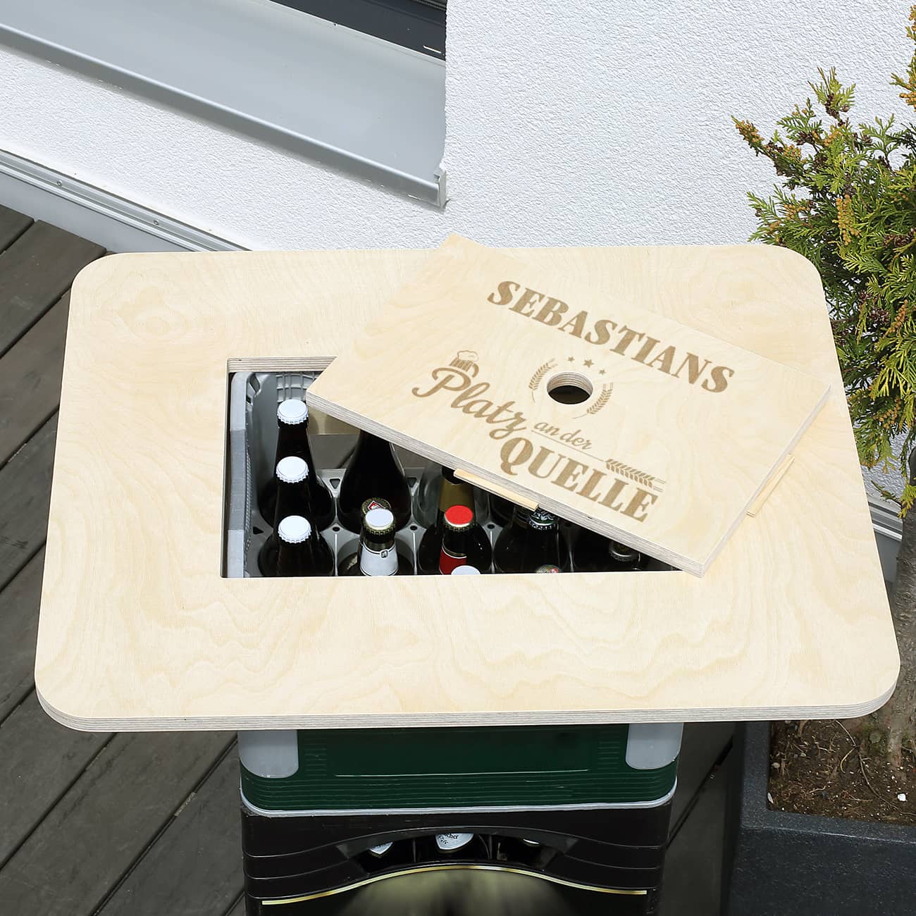 Platz an der Quelle - Bierkastentisch mit Ihrem Wunschnamen