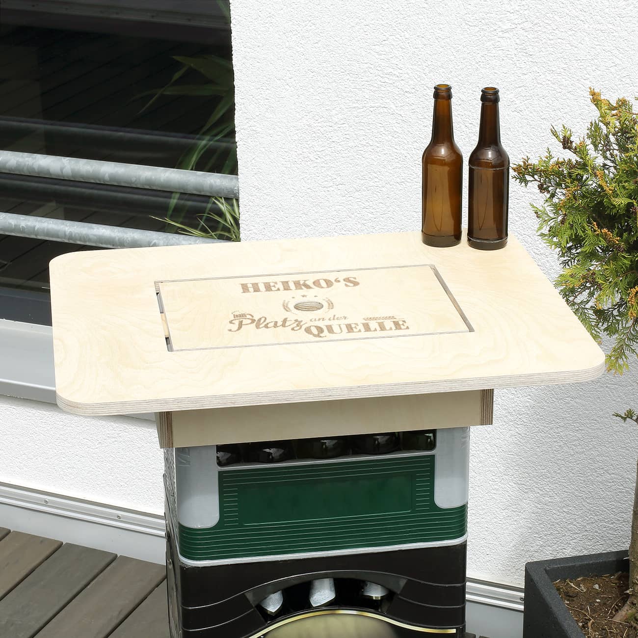 Platz an der Quelle - Bierkastentisch mit Ihrem Wunschnamen