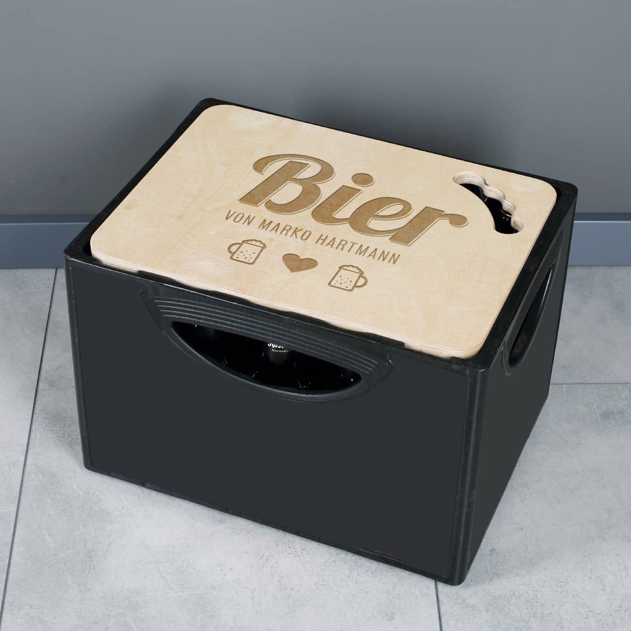 Praktischer Bierkastendeckel mit Text nach Wunsch graviert