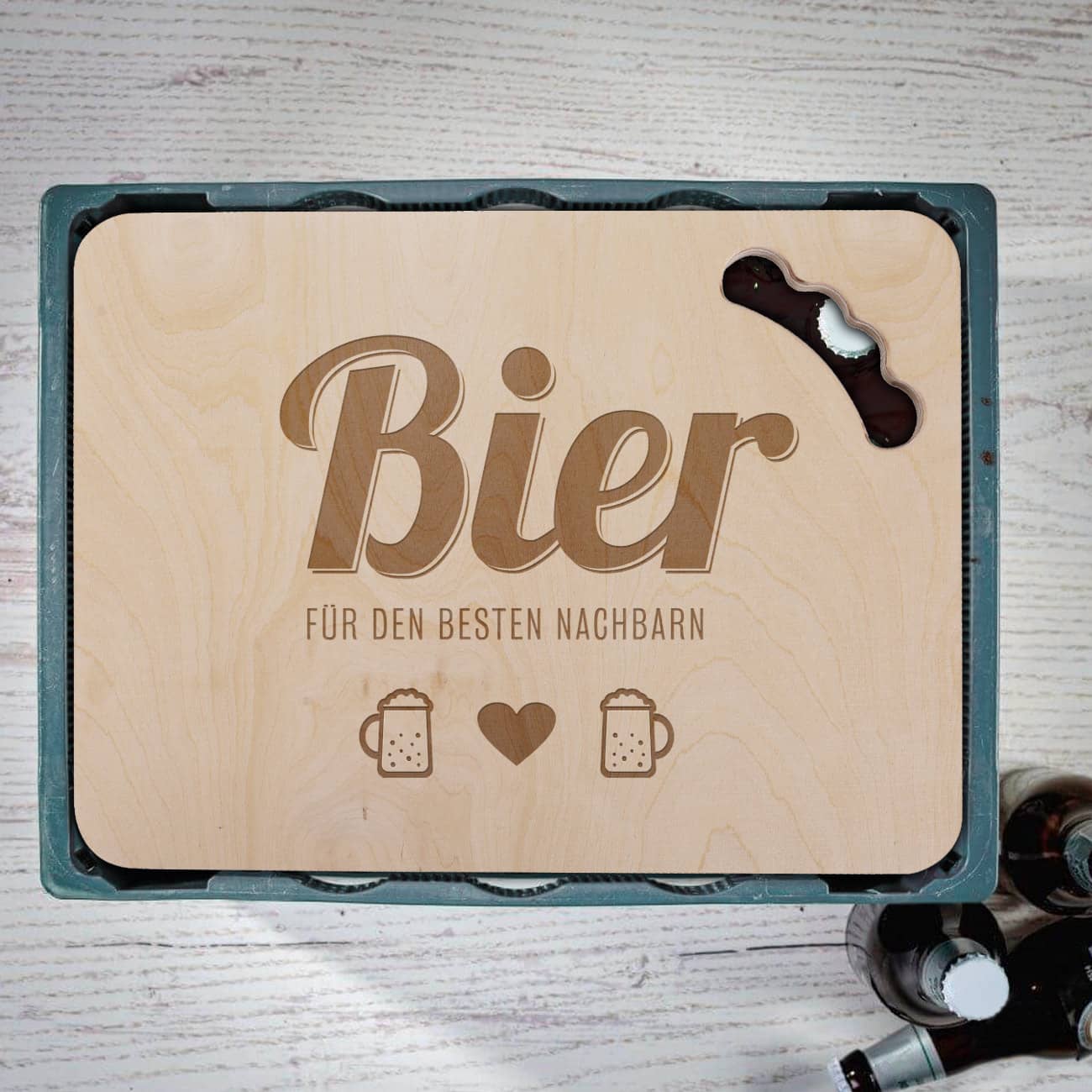 Bierkastendeckel als Sitzmöglichkeit mit der Aufschrift "Bier" und Text nach Wunsch als Gravur