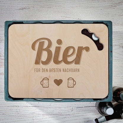 Bierkastendeckel als Sitzmöglichkeit mit der Aufschrift "Bier" und Text nach Wunsch als Gravur
