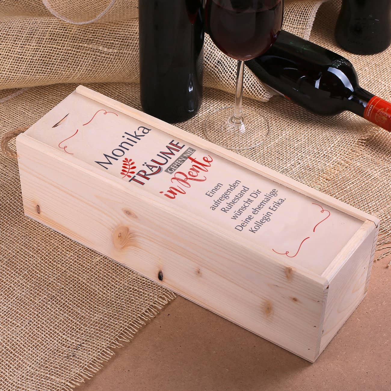 Träume gehen nie in Rente - Flaschenverpackung aus Holz mit Wunschtext