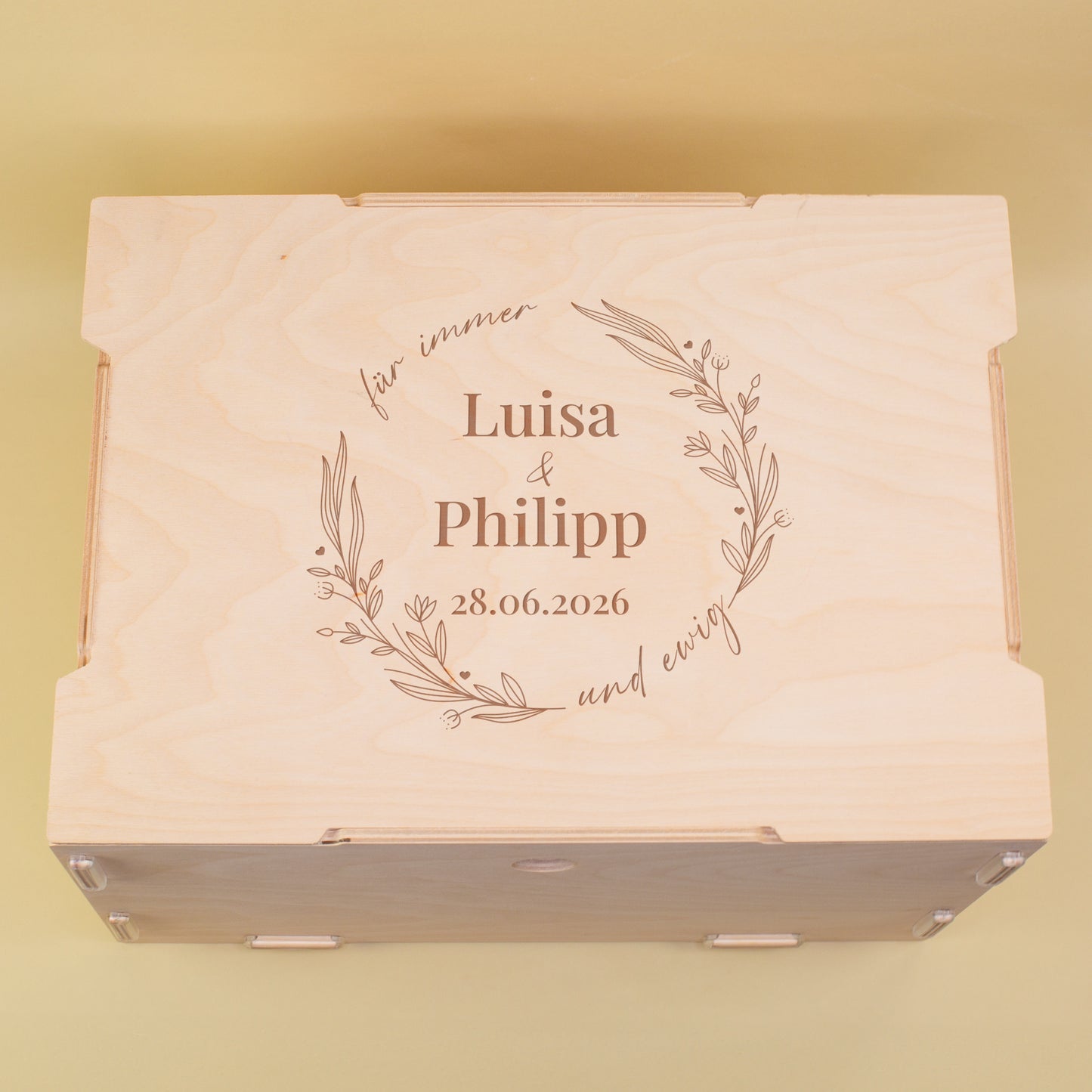 Personalisierte Hochzeits-Erinnerungsbox aus Holz mit Gravur von Namen und Datum