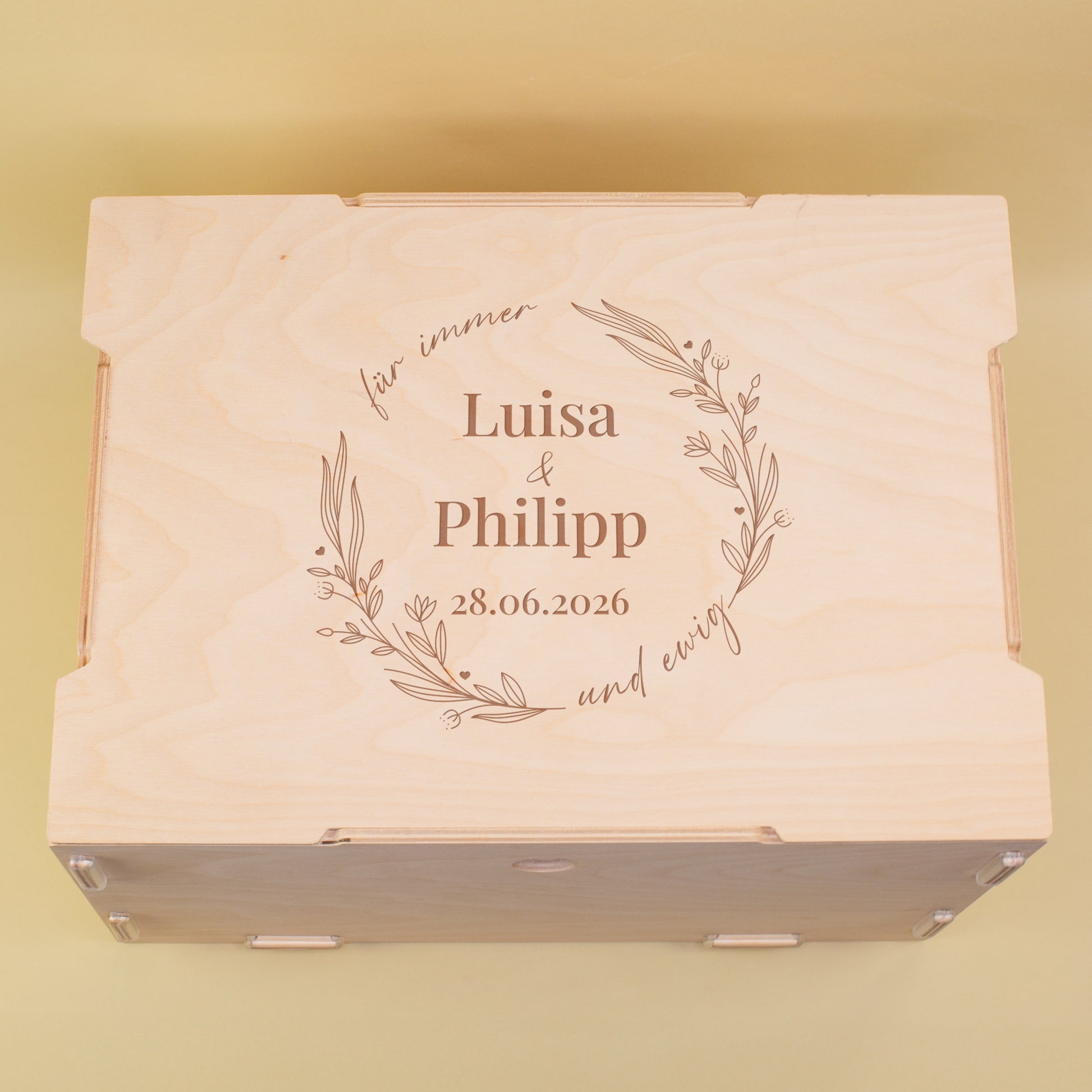 Personalisierte Hochzeits-Erinnerungsbox aus Holz mit Gravur von Namen und Datum