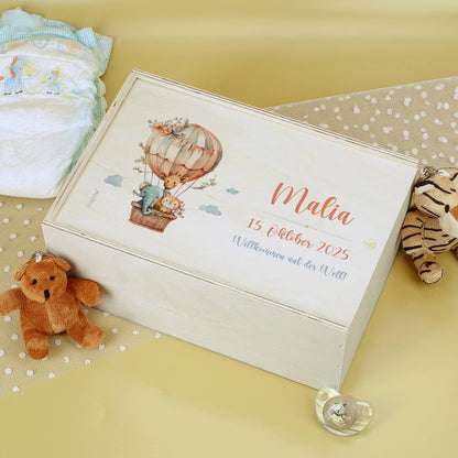 Erinnerungsbox zur Geburt mit Tieren in Heißluftballon, Name, Datum und Text