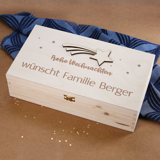 Personalisierte Holzbox mit Gravur „Frohe Weihnachten“ und Holzapplikation Sternschnuppe auf blauem Tuch