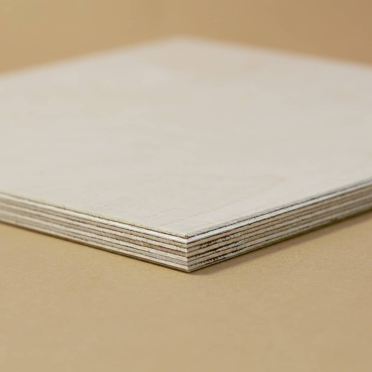 Holzplatte mit mehreren Schichten