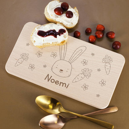 Kleines Holzbrettchen für Kinder mit süßem Häschenmotiv graviert