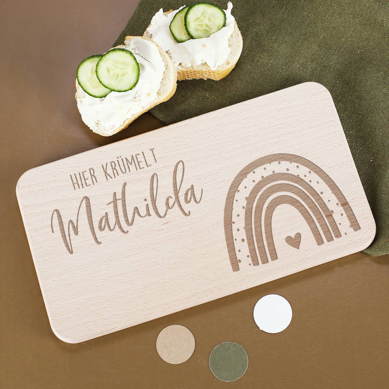 Brettchen für Kinder mit Regenbogen, Text und Name graviert
