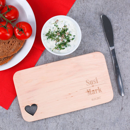 Holzbrettchen mit Gravur der Namen und Datum