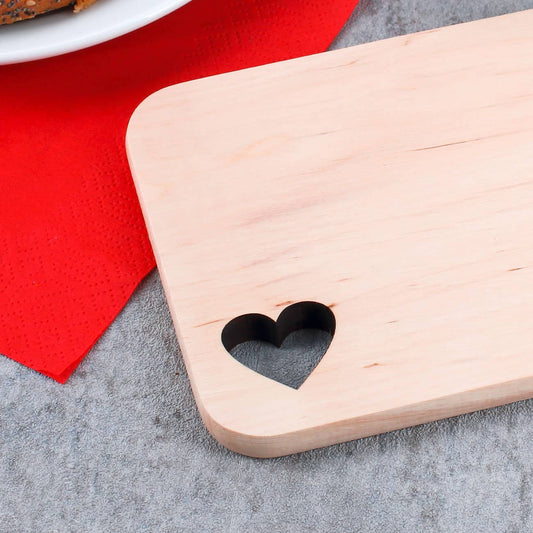 Erlenholzbrettchen mit ausgestanztem Herz