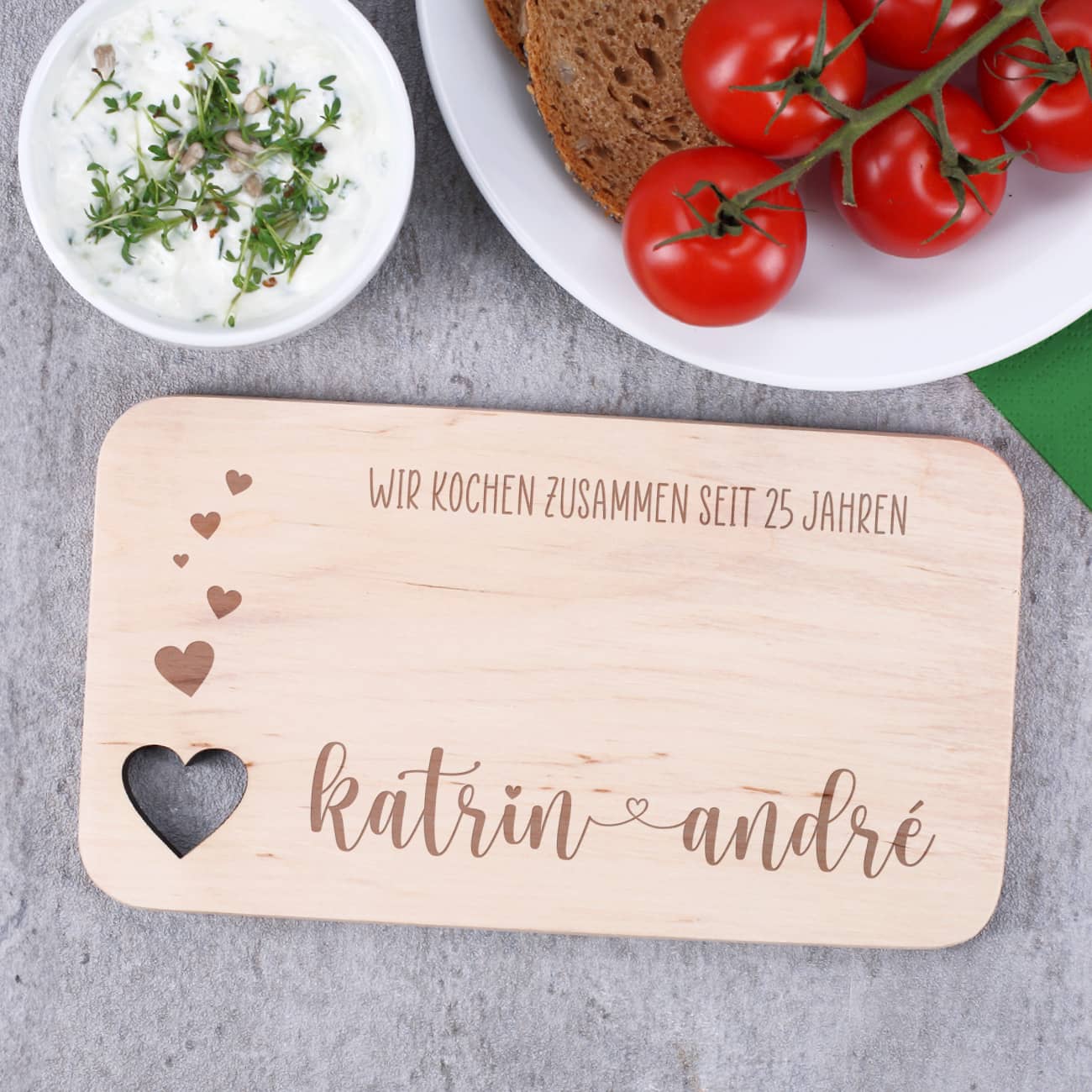 Graviertes Holzbrettchen mit dem Spruch über Freundschaft und personalisierter Widmung – dekoriert mit Brot, Tomaten und Dip