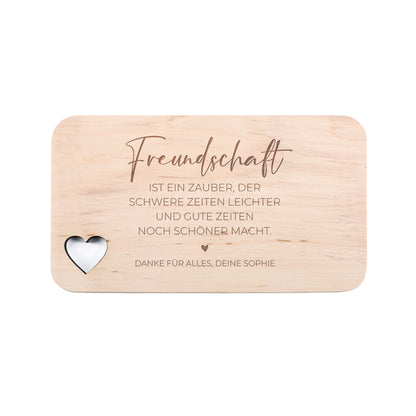 Freundschaftsbrettchen aus Holz mit Herzstanzung und graviertem Spruch sowie personalisiertem Text „Danke für alles, deine Sophie“