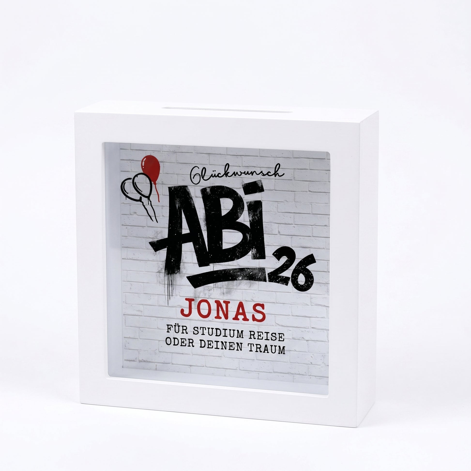 Weiße Spardose mit Abi 26 Motiv und Name Jonas freigestellt vor hellem Hintergrund