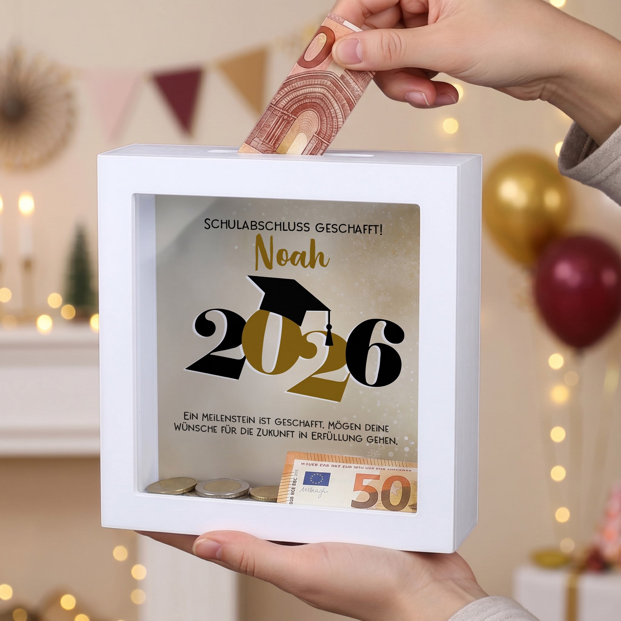 Personalisierte Spardose Schulabschluss 2026 mit Name Noah, Wunschtext und Geldschein beim Einwerfen
