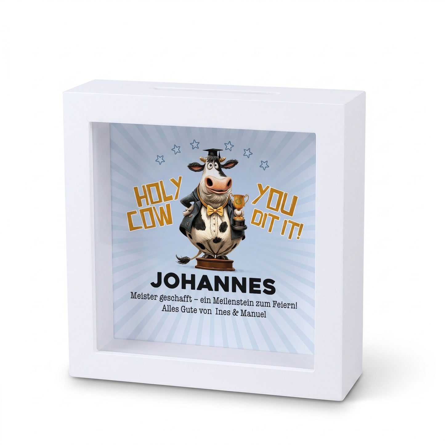 Weiße Bilderrahmen-Spardose mit „Holy Cow – You did it!“ Motiv und Name Johannes zum Meisterabschluss