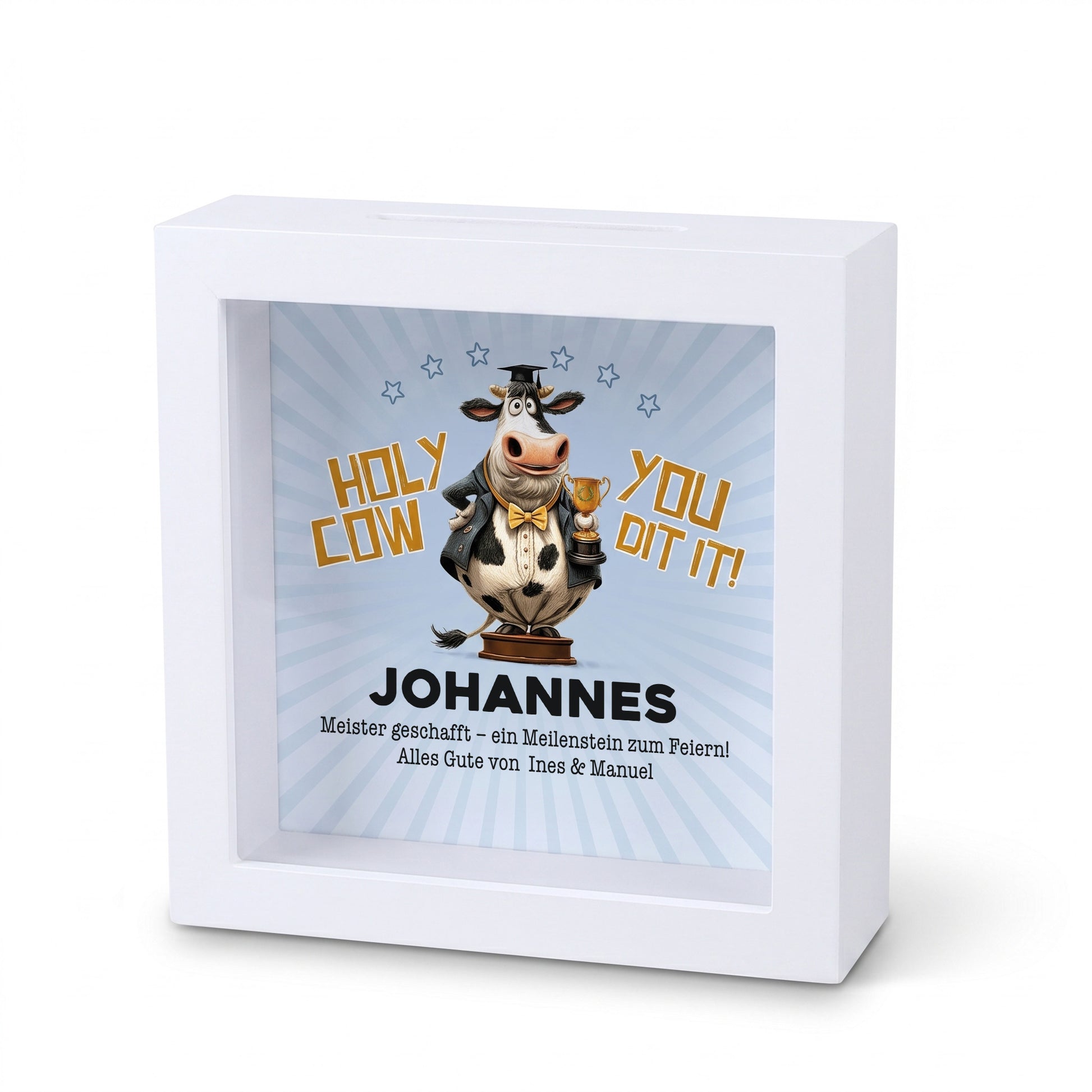 Weiße Bilderrahmen-Spardose mit „Holy Cow – You did it!“ Motiv und Name Johannes zum Meisterabschluss