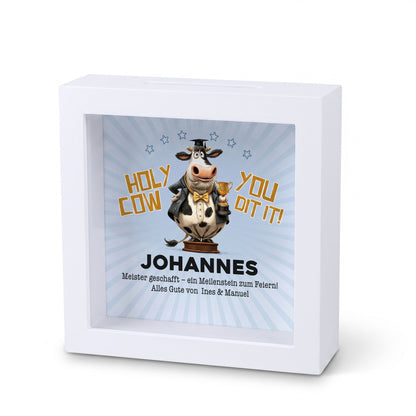 Weiße Bilderrahmen-Spardose mit „Holy Cow – You did it!“ Motiv und Name Johannes zum Meisterabschluss