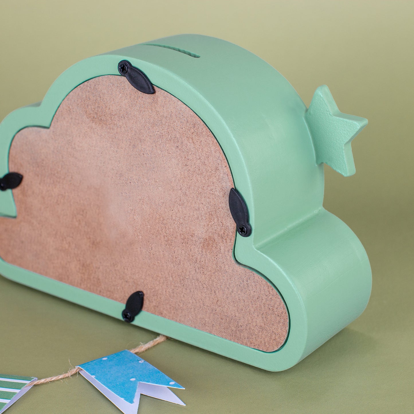 Rückseite der Wolken-Spardose in Mint mit stabiler Verarbeitung, ideal als Geschenk zur Geburt oder Taufe