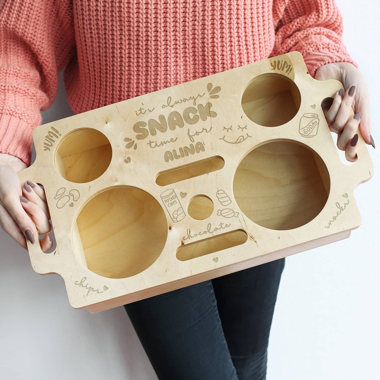 Mehrere Öffnungen für die Platzierung verschiedenster Snacks & Getränke