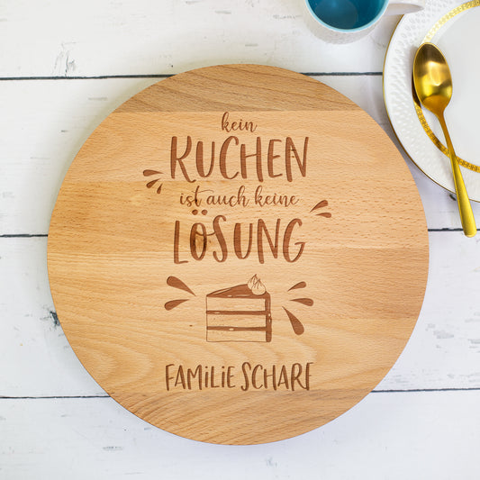 Drehbare Tortenplatte aus Buchenholz mit Wunschname „Familie Scharf“, dekoriert mit goldenen Besteckteilen