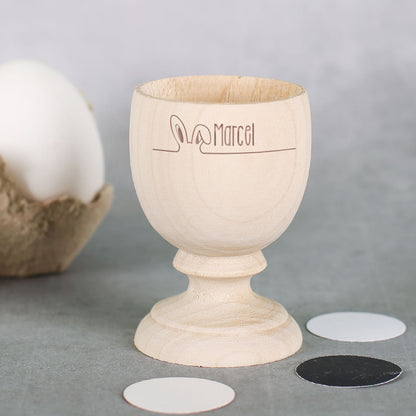 Eierbecher mit Name zu Ostern