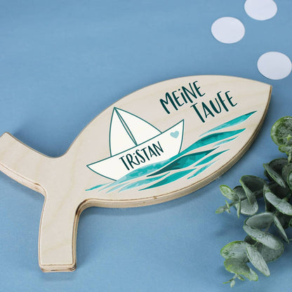 Maritimer Holzfisch als persönliches Taufgeschenk