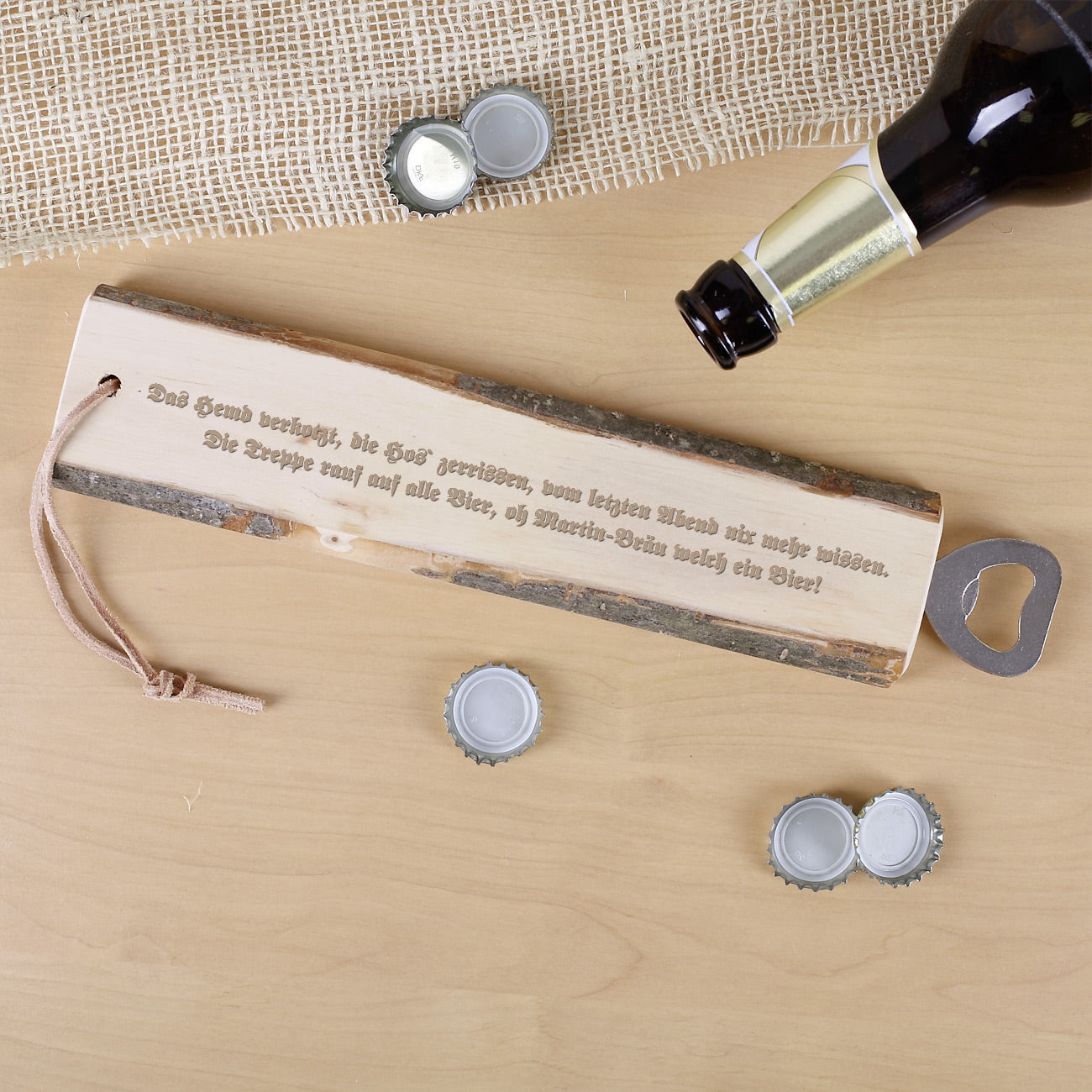 gravierter rustikaler Holzflaschenöffner Hemd verkotzt Hos' zerrissen mit Wunschname