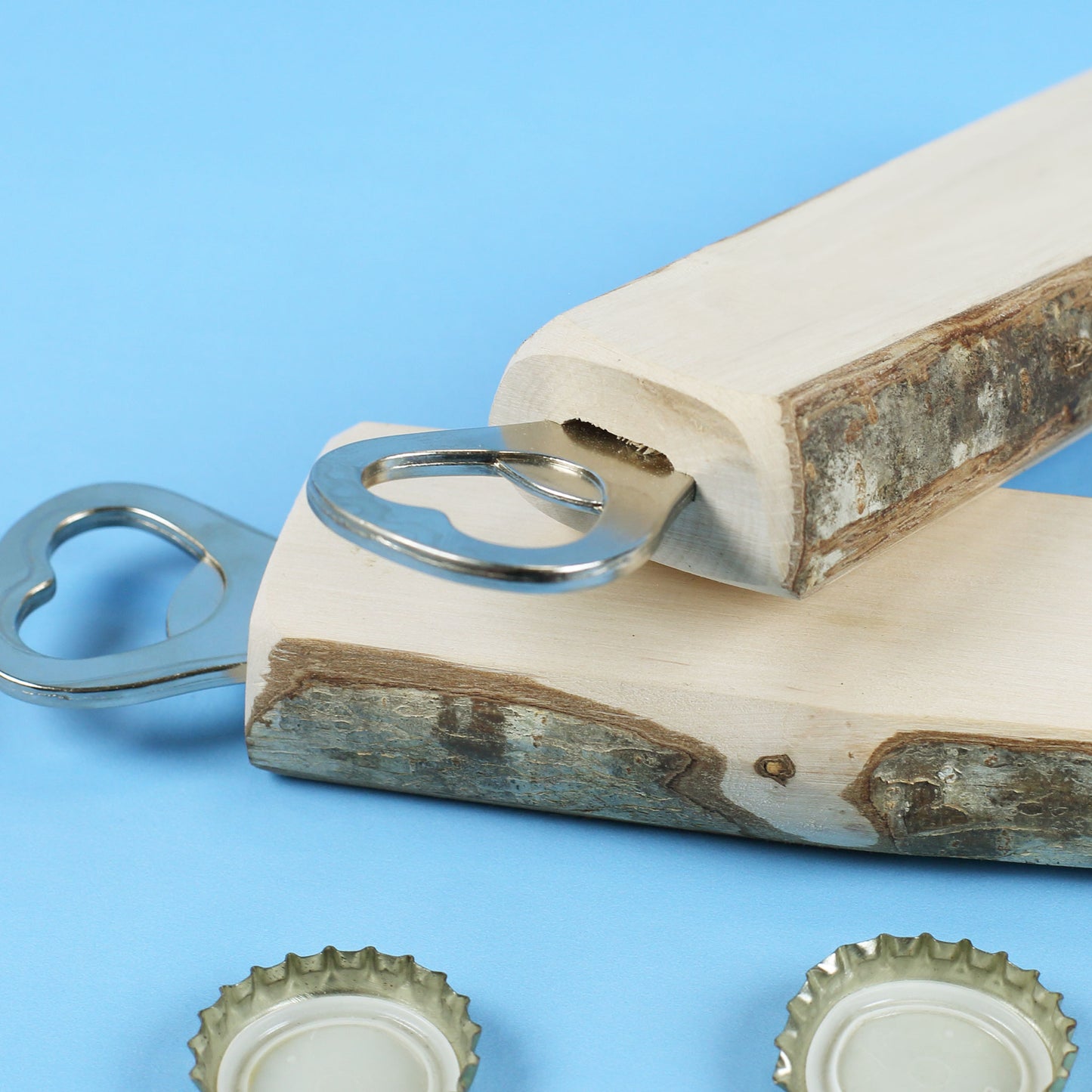 Flaschenöffner aus Holz mit Rinde und Gravur Seitenansicht