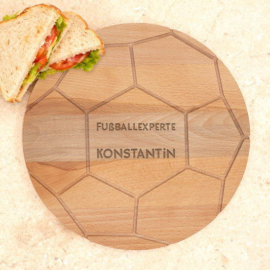 Rundes Fußball-Holzbrettchen aus Buchenholz mit zweizeiliger Gravur „FUSSBALLEXPERTE KONSTANTIN“, dekoriert mit Sandwich