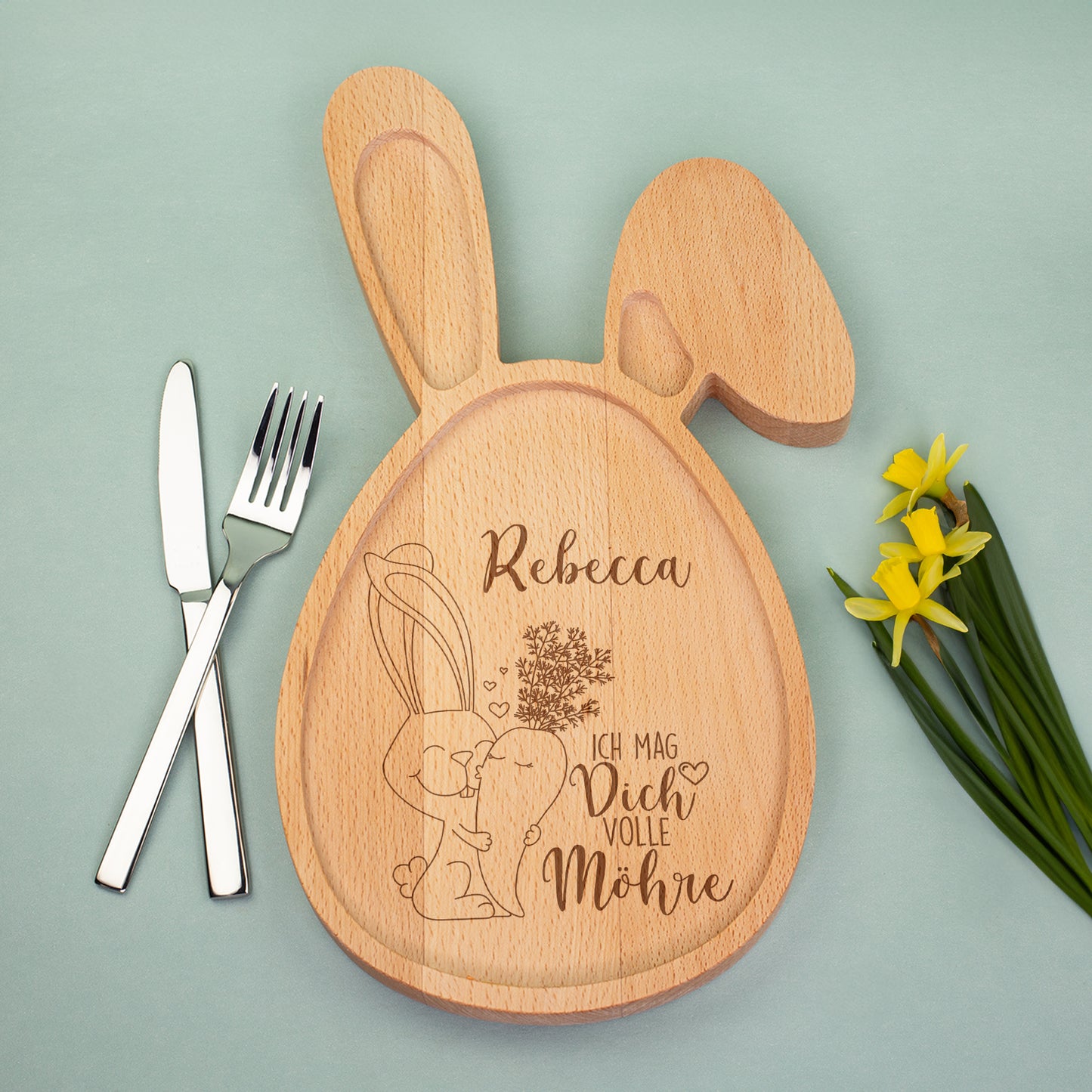 Personalisiertes Holzbrettchen in Hasenform mit Gravur „Ich mag dich volle Möhre“ und Name Rebecca